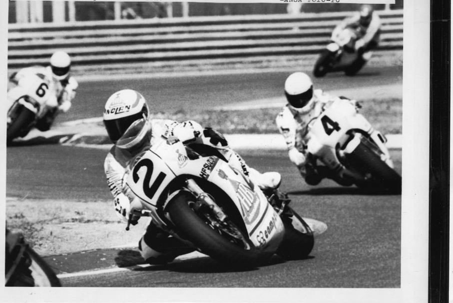 Uncini in azione nella gara vinta a Imola il 13 aprile 1985, valida per il Campionato Italiano. Il 1985  il suo ultimo anno in sella una moto (Ansa)